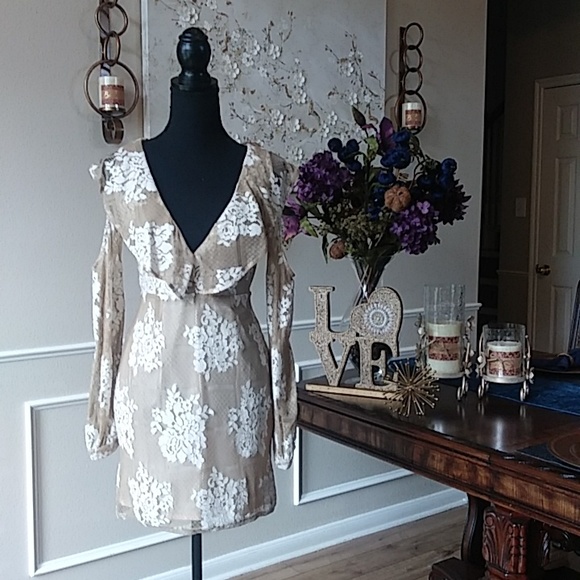 NWT Missguided Ruffle Floral Lace Mini Dress. Size 6 - Picture 3 of 17